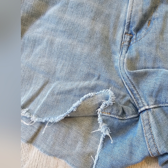 Levi's Women's Size 28 High Rise Shorts Denim Raw Hem Light Wash Summer Festival - Picture 6 of 9